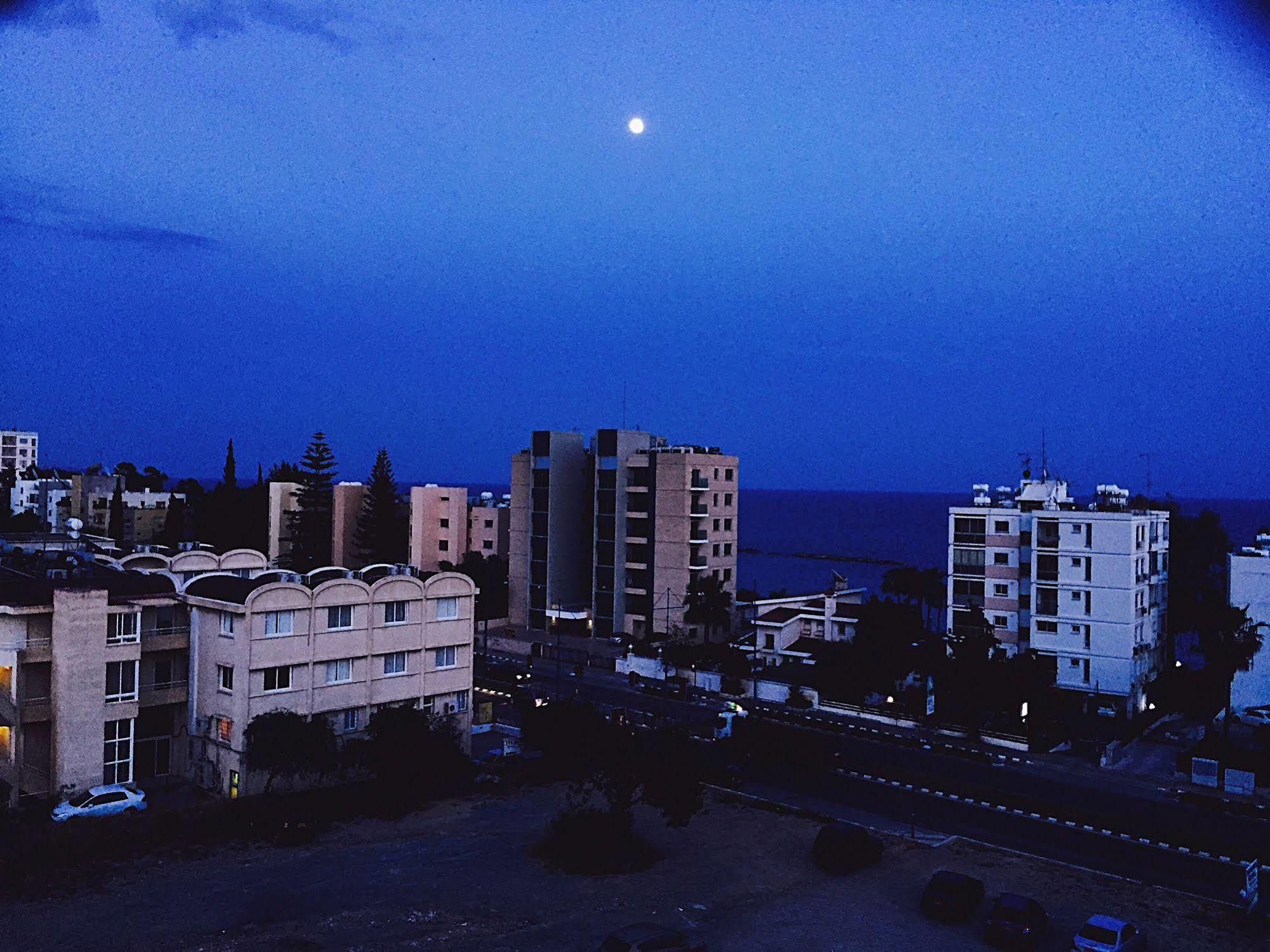 Blue Crane Hotel Apts Limassol Exterior foto